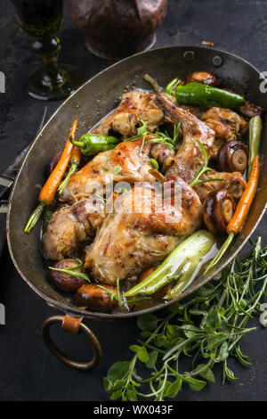 Kaninchen mit Gemüse und Pilzen als Draufsicht in einem Stewpot Stockfoto