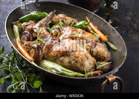 Kaninchen mit Gemüse und Pilzen als Draufsicht in einem Stewpot Stockfoto