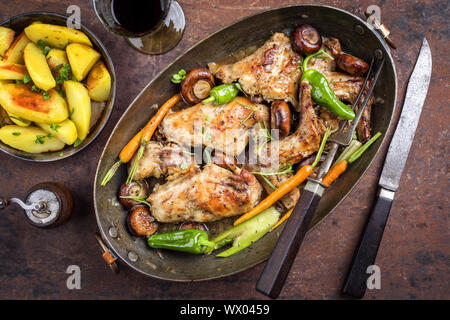 Kaninchen mit Gemüse und Pilzen als Draufsicht in einem Stewpot Stockfoto