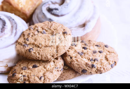 Leckere Kekse und Brötchen. Stockfoto