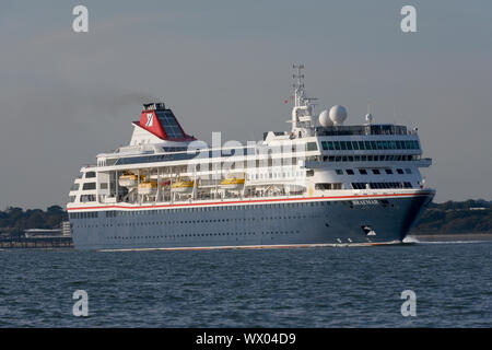 MV Braemar verlässt Southampton ein Kreuzfahrtschiff von Fred Olsen Cruises, Southampton, Southampton, Hampshire, England, Großbritannien betrieben. Stockfoto