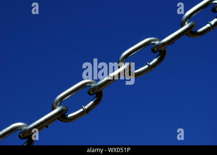 neue Kette ist auf einem dunkelblauen Hintergrund isoliert. Stockfoto