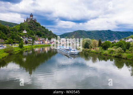 River Cruise Schiff auf der Mosel in Cochem, Mosel, Rheinland-Pfalz, Deutschland, Europa Stockfoto