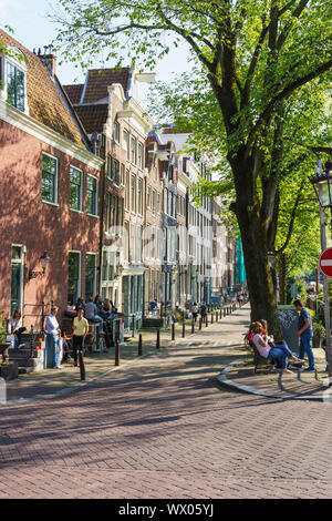 Alte giebelhäuser Gebäude, die durch einen Kanal, Amsterdam, Nordholland, Niederlande, Europa Stockfoto