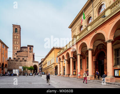 Bologna Stadttheater und Padri Agostiniani Kloster, Piazza Giuseppe Verdi, Bologna, Emilia Romagna, Italien, Europa Stockfoto