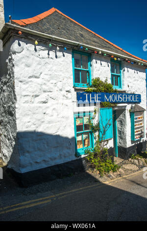 Weiß getünchtes Ferienhaus im malerischen Fischerdorf Mousehole, Cornwall, England, Vereinigtes Königreich, Europa Stockfoto