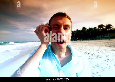 junger Mann Anruf telefonisch Schale Stockfoto