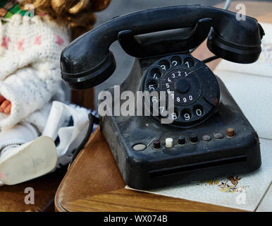 Dreckigen staubigen Analog Black Phone mit mechanischen wählen Stockfoto