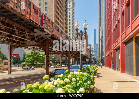 Anzeigen von Loop Zug und Wolkenkratzer, Downtown Chicago, Illinois, Vereinigte Staaten von Amerika, Nordamerika Stockfoto