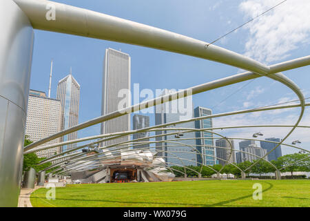 Blick auf Jay Pritzker Pavilion, Millennium Park, Downtown Chicago, Illinois, Vereinigte Staaten von Amerika, Nordamerika Stockfoto