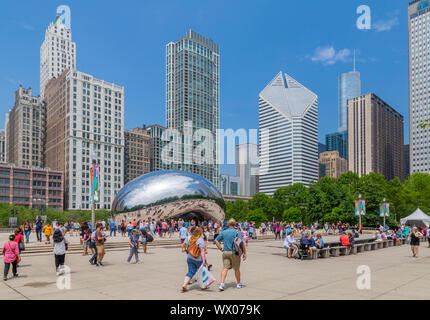 Blick auf Cloud Gate (Bean), Millennium Park, Downtown Chicago, Illinois, Vereinigte Staaten von Amerika, Nordamerika