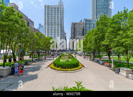 Blick auf die Wolkenkratzer von Millenium Park, Downtown Chicago, Illinois, Vereinigte Staaten von Amerika, Nordamerika Stockfoto