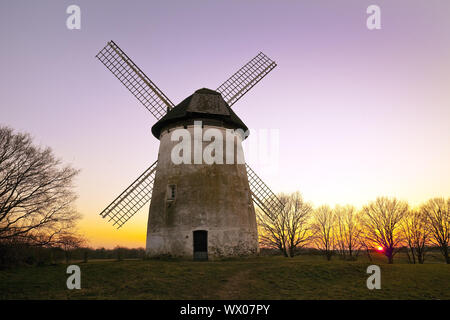 Mühle bei Sonnenuntergang Egelsberg, Krefeld, Niederrhein, Nordrhein-Westfalen, Deutschland, Europa Stockfoto