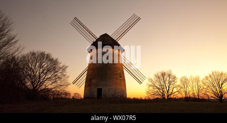 Mühle bei Sonnenuntergang Egelsberg, Krefeld, Niederrhein, Nordrhein-Westfalen, Deutschland, Europa Stockfoto