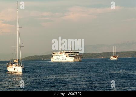 BRAC, KROATIEN - 31. August 2019: Fähre Jadrolinija in der Nähe der Insel Brac in Kroatien. Abendliche Bootsfahrt zum Hafen von Split. Blick von der Yacht. Stockfoto