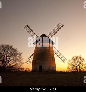 Mühle bei Sonnenuntergang Egelsberg, Krefeld, Niederrhein, Nordrhein-Westfalen, Deutschland, Europa Stockfoto