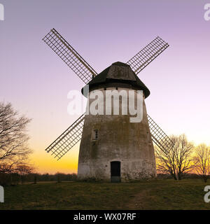 Mühle bei Sonnenuntergang Egelsberg, Krefeld, Niederrhein, Nordrhein-Westfalen, Deutschland, Europa Stockfoto