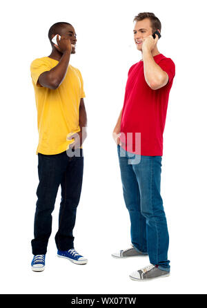 Trendige hübsche Jungs besuchen Anruf auf Handy. In voller Länge portrait Stockfoto