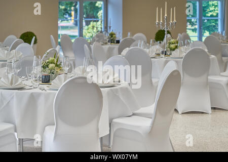 Zimmer mit festlich helle Tabellen in Weiß Stockfoto