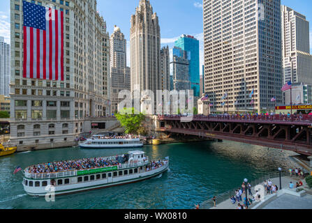 Ansicht der amerikanischen Flagge auf dem Wrigley Building und Chicago, Fluß, Chicago, Illinois, Vereinigte Staaten von Amerika, Nordamerika Stockfoto