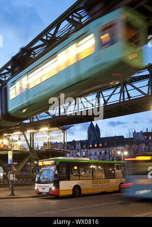 WSW Schwebebahn GTW Generation 15 am Bahnhof Oberbarmen, Wuppertal, Deutschland, Europa Stockfoto