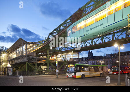 WSW Schwebebahn GTW Generation 15 am Bahnhof Oberbarmen, Wuppertal, Deutschland, Europa Stockfoto