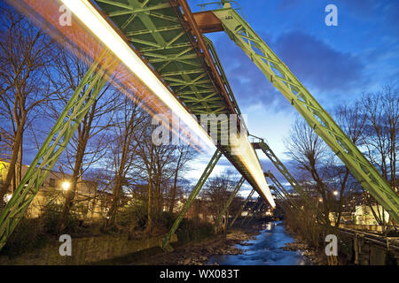 Beleuchtung Titel der Aufhängung mit der Eisenbahn über die Wupper, Wuppertal, Deutschland, Europa Stockfoto