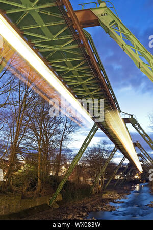 Beleuchtung Titel der Aufhängung mit der Eisenbahn über die Wupper, Wuppertal, Deutschland, Europa Stockfoto