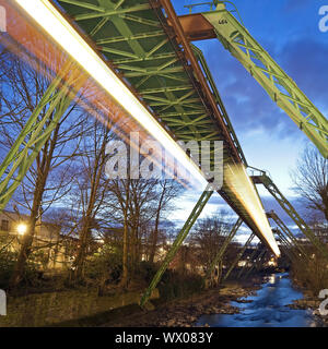 Beleuchtung Titel der Aufhängung mit der Eisenbahn über die Wupper, Wuppertal, Deutschland, Europa Stockfoto