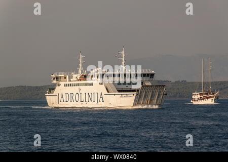 BRAC, KROATIEN - 31. August 2019: Fähre Jadrolinija in der Nähe der Insel Brac in Kroatien. Abendliche Bootsfahrt zum Hafen von Split. Blick von der Yacht. Stockfoto