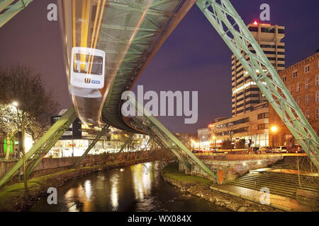 Vorrruhestandsregelung bestimmten Bahn in motion über die Wupper bei Nacht, Wuppertal, Deutschland, Europa Stockfoto