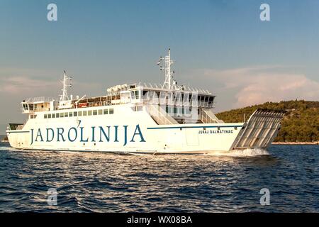 BRAC, KROATIEN - 31. August 2019: Fähre Jadrolinija in der Nähe der Insel Brac in Kroatien. Abendliche Bootsfahrt zum Hafen von Split. Blick von der Yacht. Stockfoto