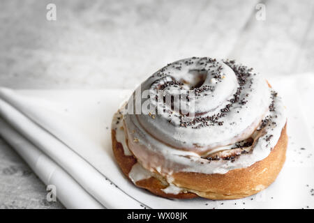 Lecker Brötchen mit der Glasur und Mohn. Stockfoto