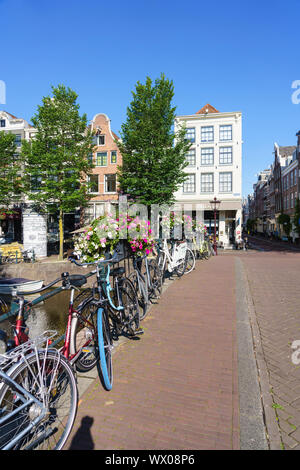 Fahrräder, die auf einer Brücke über die Herengracht, Amsterdam, Nordholland, Niederlande, Europa Stockfoto