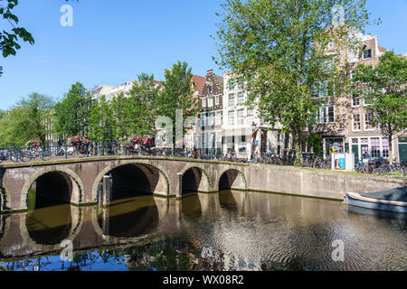 Eine Brücke über die Herengracht, Amsterdam, Nordholland, Niederlande, Europa Stockfoto