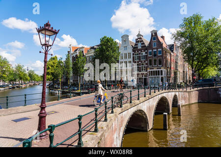 Alte giebelhäuser Gebäude und Brücke über Keisersgracht Kanal, Amsterdam, Nordholland, Niederlande, Europa Stockfoto