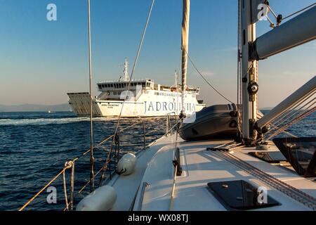 BRAC, KROATIEN - 31. August 2019: Fähre Jadrolinija in der Nähe der Insel Brac in Kroatien. Abendliche Bootsfahrt zum Hafen von Split. Blick von der Yacht. Stockfoto