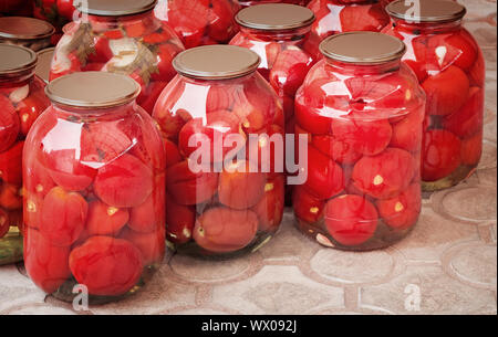 Tomatenkonserven in großen Gläsern. Stockfoto