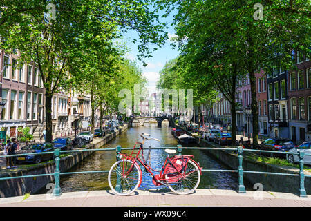 Fahrrad auf einer Brücke, Leidsegracht Kanal, Amsterdam, Nordholland, Niederlande, Europa Stockfoto