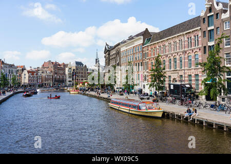 Ausflugsboote auf Rokin, Amsterdam, Nordholland, Niederlande, Europa Stockfoto