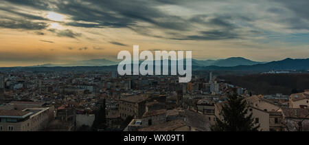 Ein Bild der Sonne über Girona (Spanien). Stockfoto