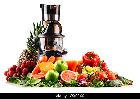 Langsamer Entsafter mit Bio-Obst und Gemüse isoliert auf weiss. Detox-Diät Stockfoto