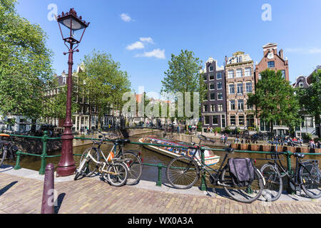 Touristenboot auf der Brouwersgracht Kanal, Amsterdam, Nordholland, Niederlande, Europa Stockfoto