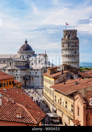 Blick über die Via Santa Maria in Richtung Dom und Schiefer Turm, UNESCO-Weltkulturerbe, Pisa, Toskana, Italien, Europa Stockfoto