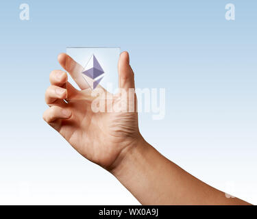 Symbol des etereum auf einem digitalen Bildschirm Mann hält auf einem blauen Hintergrund Stockfoto