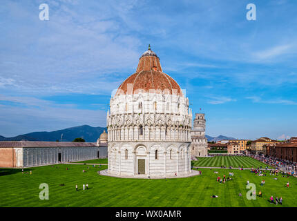 Baptisterium San Giovanni, Erhöhte Ansicht, die Piazza dei Miracoli, UNESCO-Weltkulturerbe, Pisa, Toskana, Italien, Europa Stockfoto