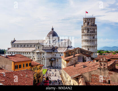 Blick über die Via Santa Maria in Richtung Dom und Schiefer Turm, UNESCO-Weltkulturerbe, Pisa, Toskana, Italien, Europa Stockfoto