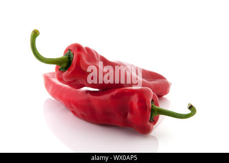 Zwei rote Glocke wies Paprika auf weißem Hintergrund Stockfoto