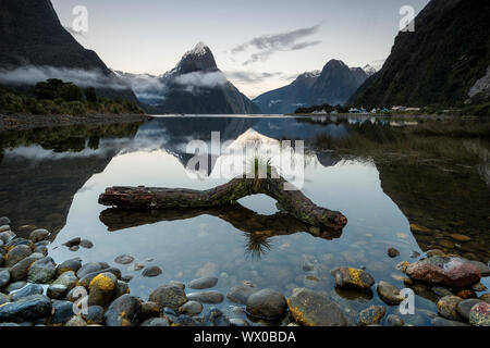 Mitre Peak, Milford Sound, Fiordland Nationalpark, UNESCO-Weltkulturerbe, Südinsel, Neuseeland, Pazifische Stockfoto