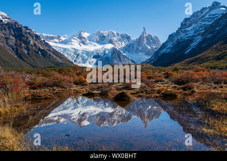 Herbstfarben im Nationalpark Los Glaciares, Weltkulturerbe der UNESCO, mit Reflexionen von Cerro Torro, Patagonien, Argentinien, Südamerika Stockfoto